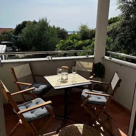 In Mit Eigener Terrasse Apartment Mandre